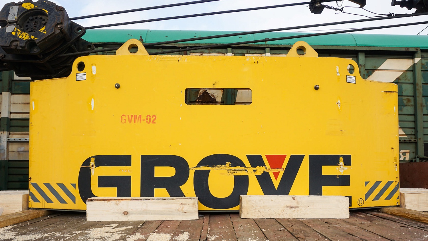 Перевозка крана Grove RT700E на железнодорожной платформе
