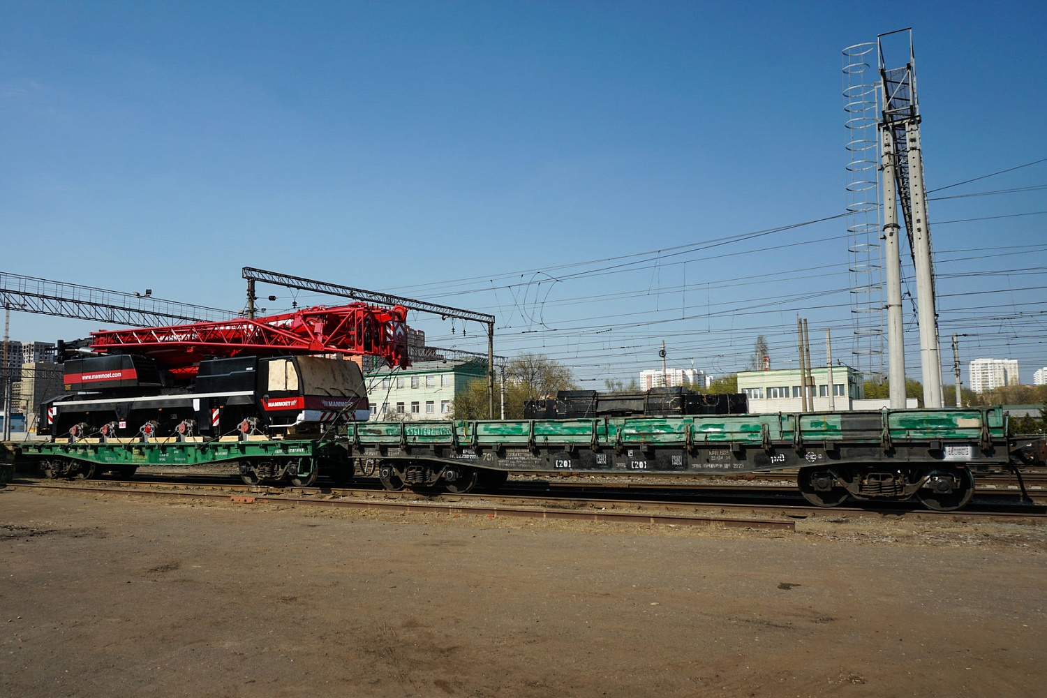 ЖД перевозка автокрана Liebherr LTM 1130 на двух универсальных платформах